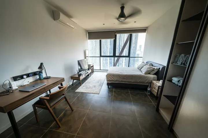 Studio bedroom with a desk and city view